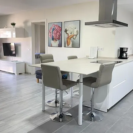 2 Bedroom 2 Bathroom In The Heart Of With Big Terrace And Free Parking Space Close To フエンヒロラ